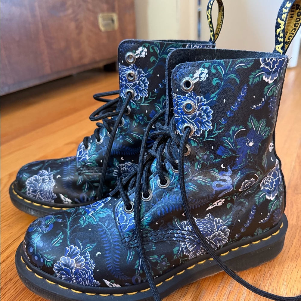 Dr. Martens Pascal Boots 1460 in Mystic Floral - size 7 (38)